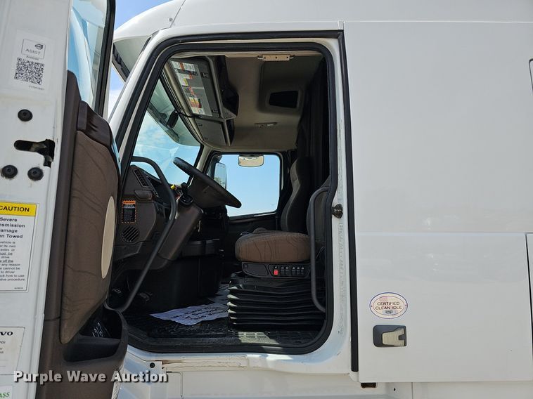 image for item DO2813 2018 Volvo VNL  semi truck