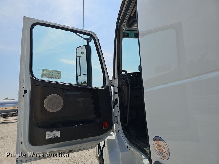 image for item DO2813 2018 Volvo VNL  semi truck