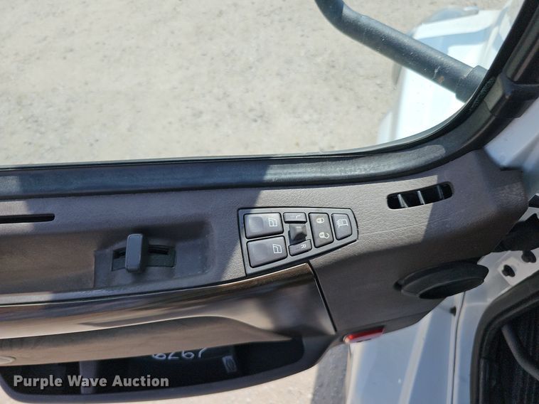 image for item DO2813 2018 Volvo VNL  semi truck