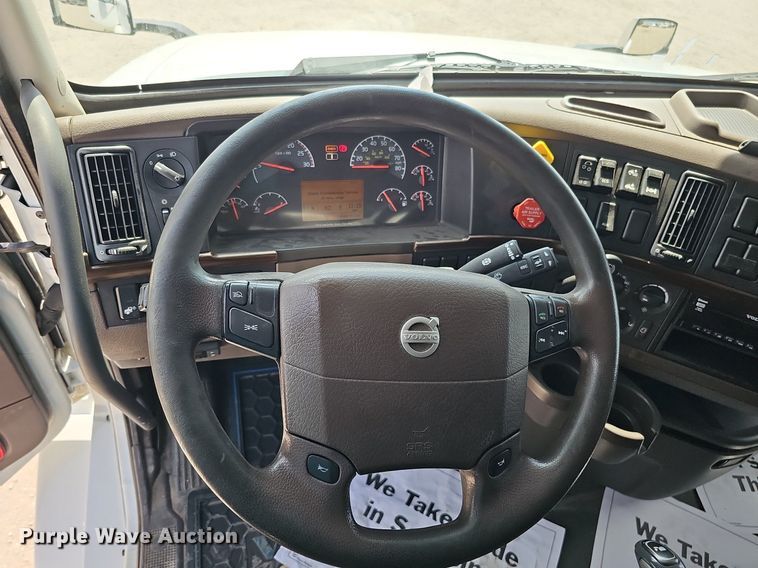 image for item DO2813 2018 Volvo VNL  semi truck
