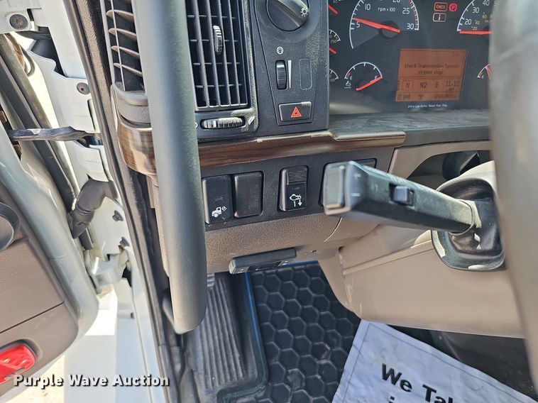 image for item DO2813 2018 Volvo VNL  semi truck