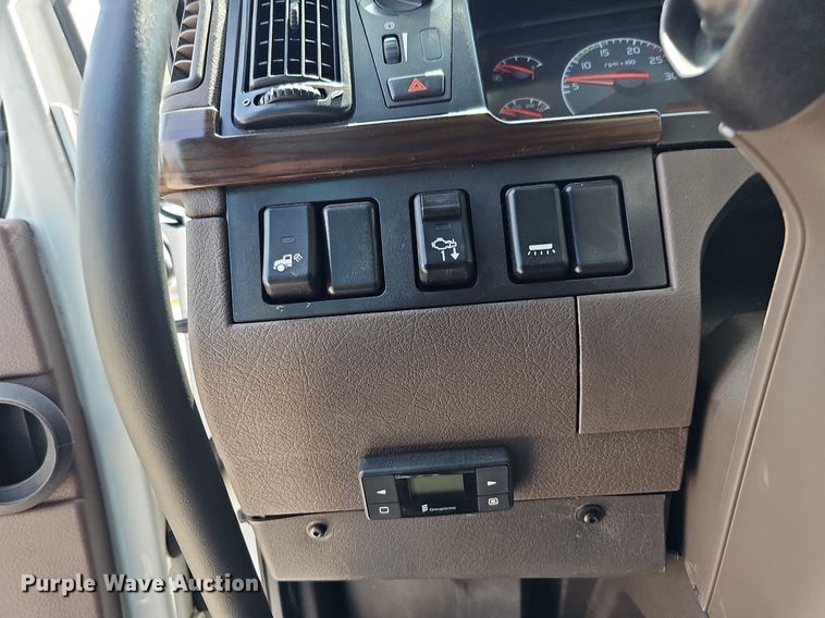 image for item DO2813 2018 Volvo VNL  semi truck