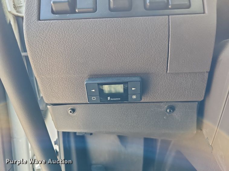 image for item DO2813 2018 Volvo VNL  semi truck