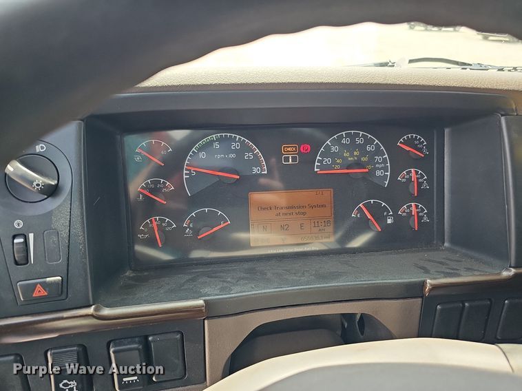 image for item DO2813 2018 Volvo VNL  semi truck