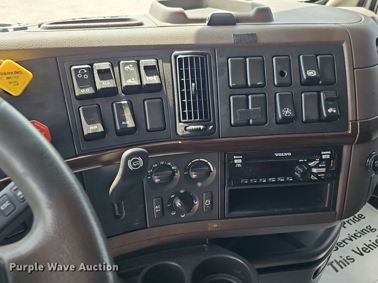 image for item DO2813 2018 Volvo VNL  semi truck