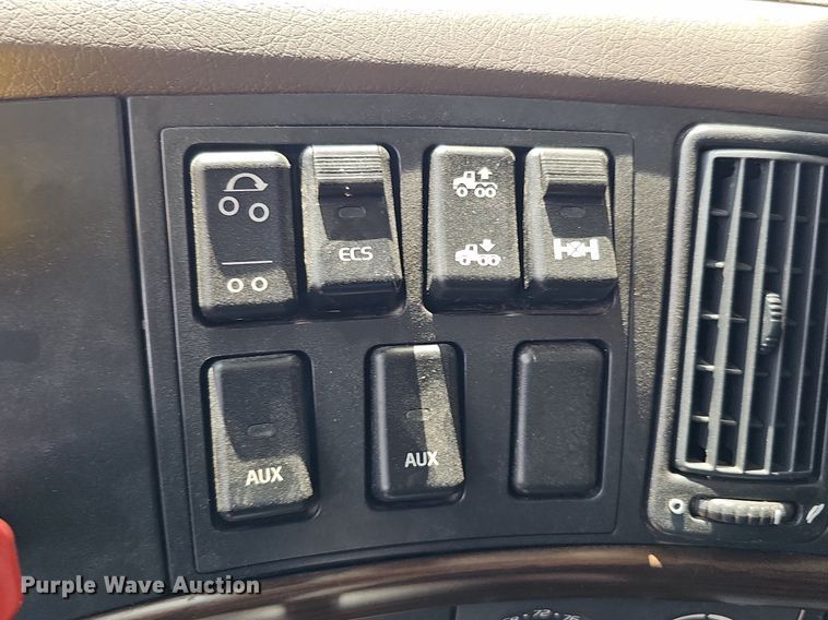 image for item DO2813 2018 Volvo VNL  semi truck