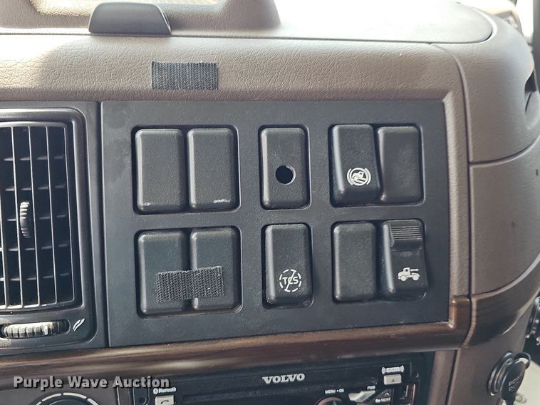 image for item DO2813 2018 Volvo VNL  semi truck