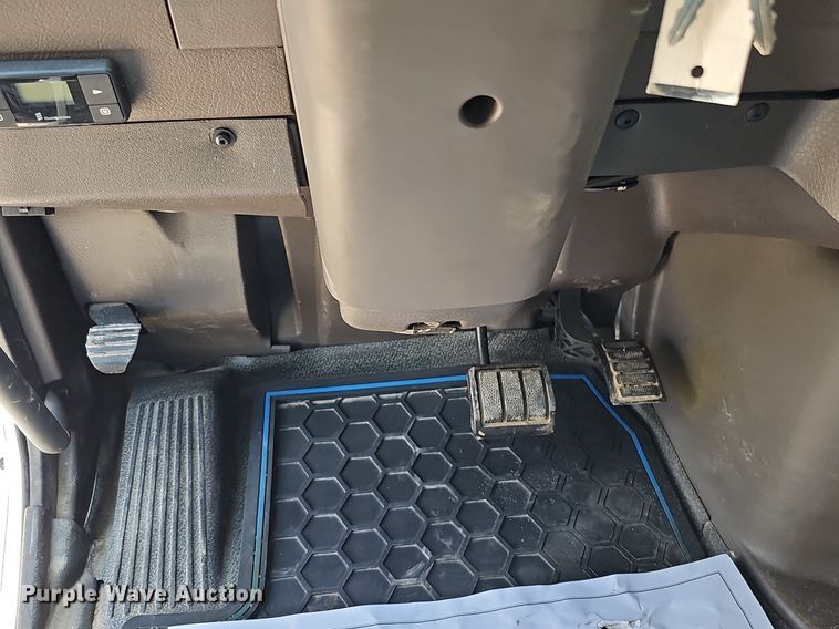 image for item DO2813 2018 Volvo VNL  semi truck