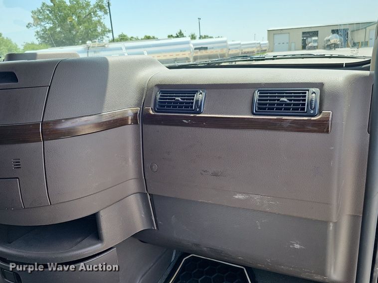 image for item DO2813 2018 Volvo VNL  semi truck