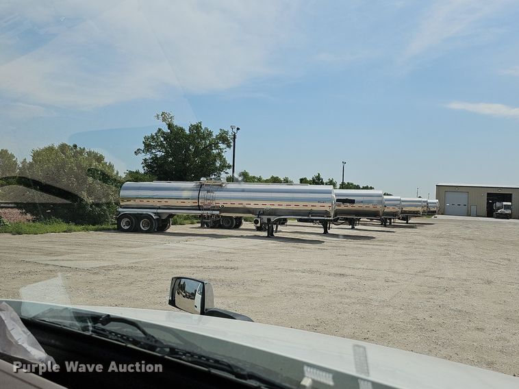 image for item DO2813 2018 Volvo VNL  semi truck