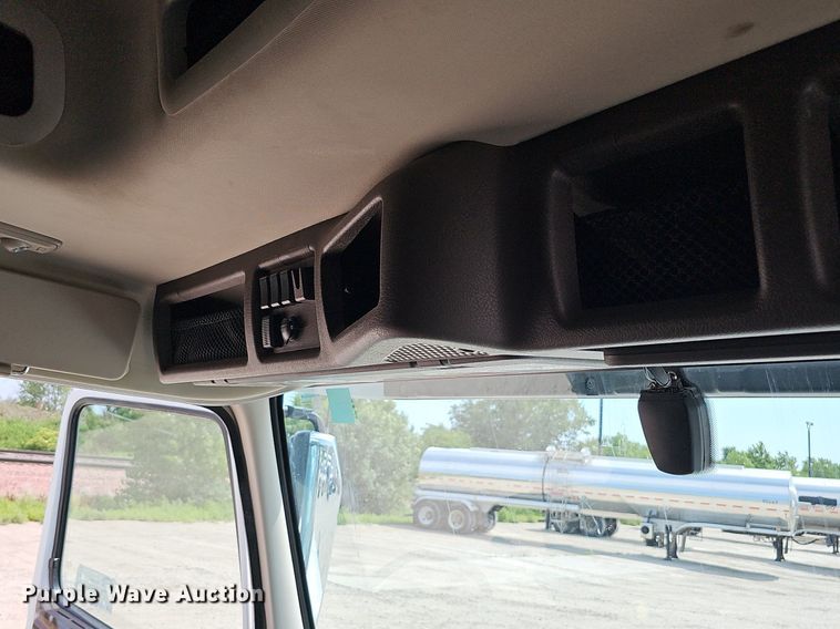 image for item DO2813 2018 Volvo VNL  semi truck