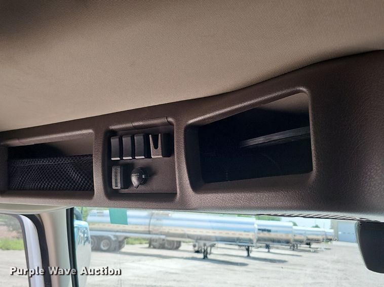 image for item DO2813 2018 Volvo VNL  semi truck