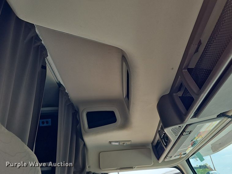 image for item DO2813 2018 Volvo VNL  semi truck