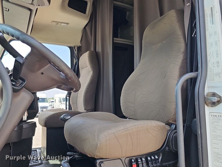 image for item DO2813 2018 Volvo VNL  semi truck
