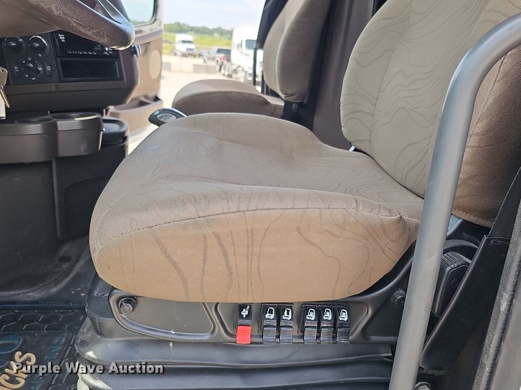 image for item DO2813 2018 Volvo VNL  semi truck