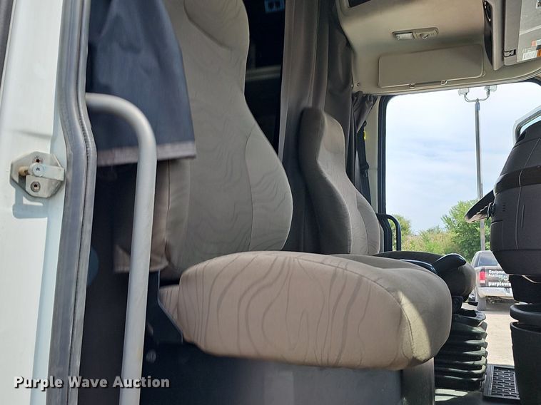 image for item DO2813 2018 Volvo VNL  semi truck