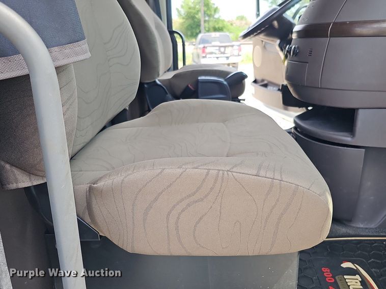 image for item DO2813 2018 Volvo VNL  semi truck