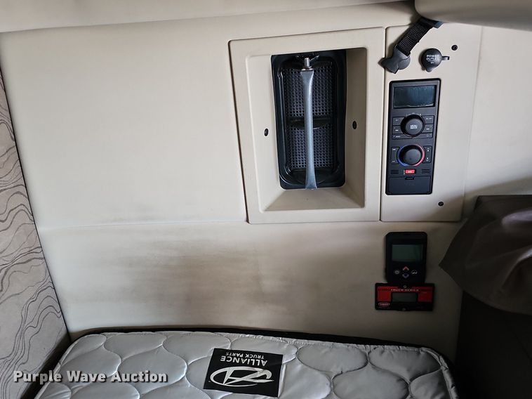 image for item DO2813 2018 Volvo VNL  semi truck