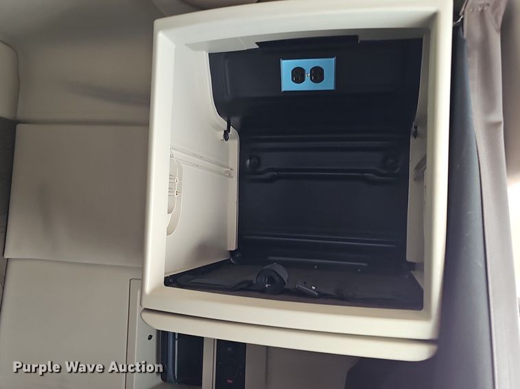 image for item DO2813 2018 Volvo VNL  semi truck