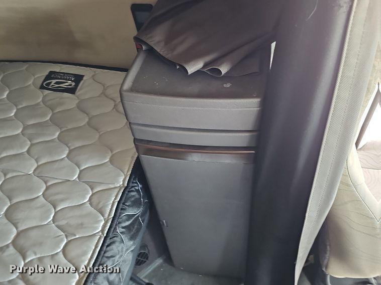 image for item DO2813 2018 Volvo VNL  semi truck