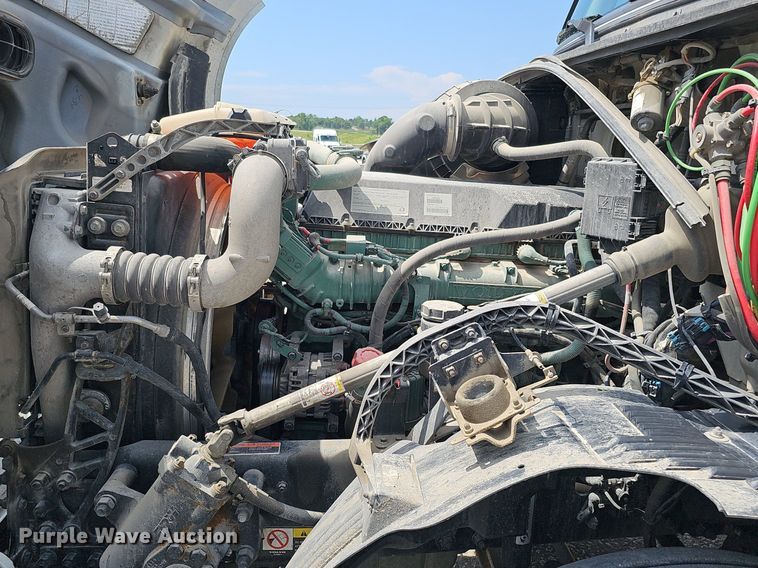 image for item DO2813 2018 Volvo VNL  semi truck