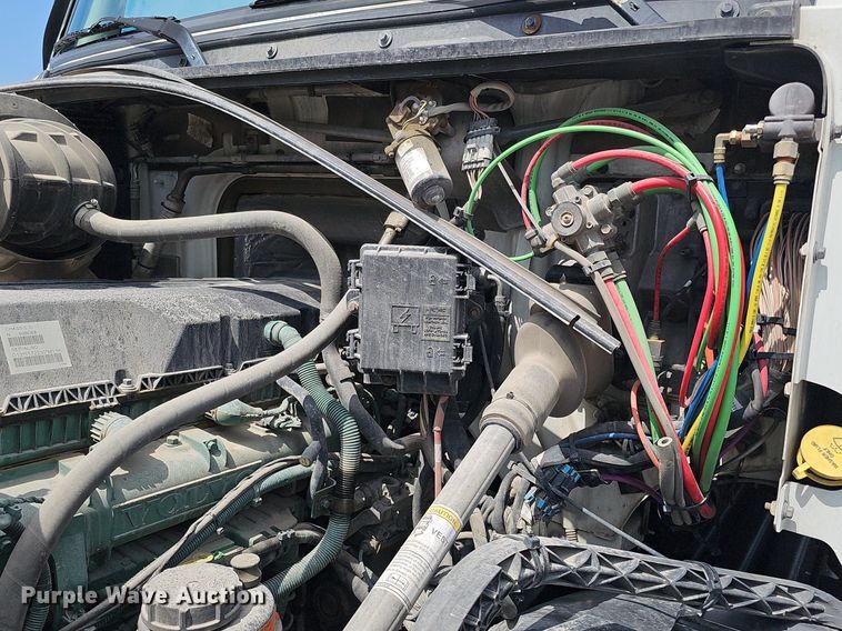 image for item DO2813 2018 Volvo VNL  semi truck