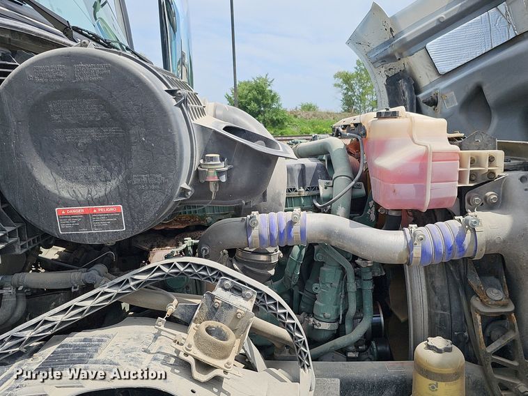 image for item DO2813 2018 Volvo VNL  semi truck