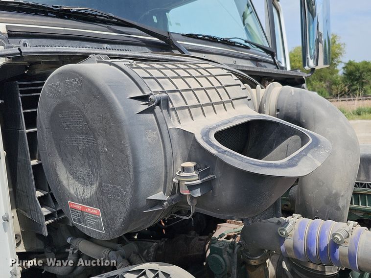 image for item DO2813 2018 Volvo VNL  semi truck