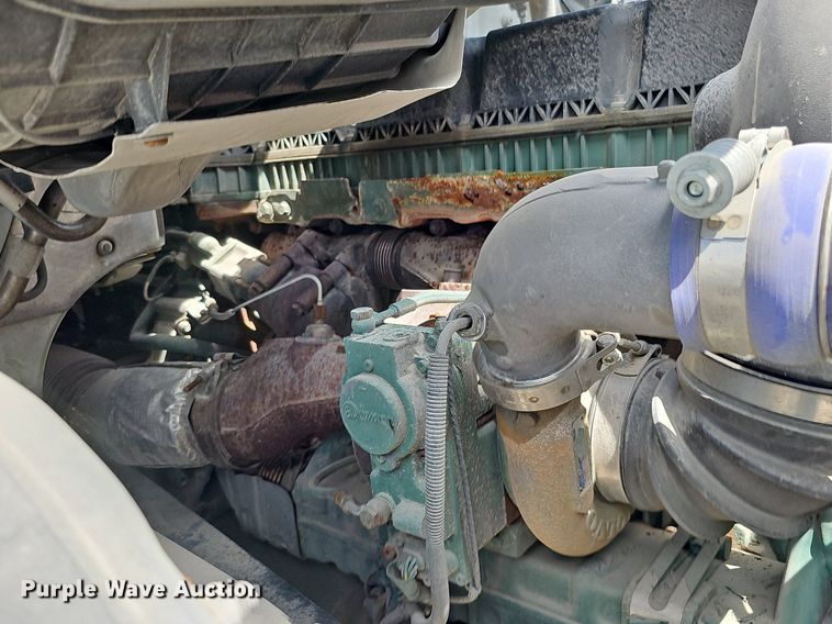 image for item DO2813 2018 Volvo VNL  semi truck