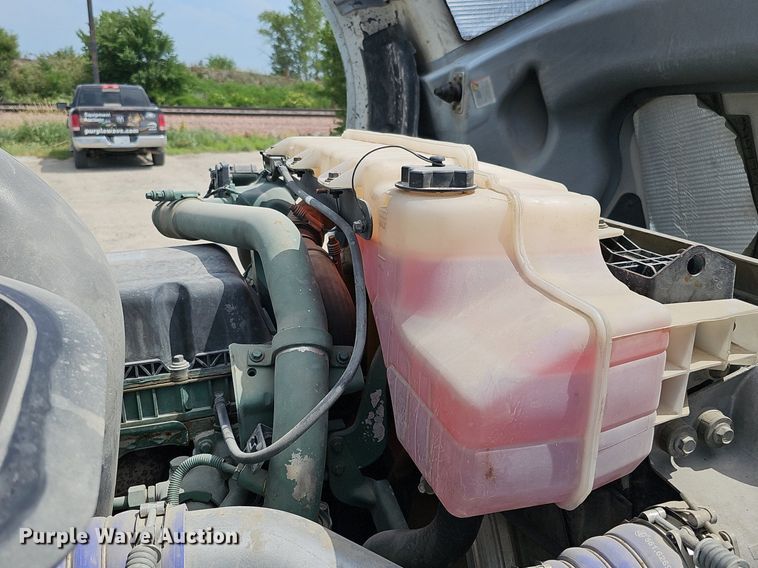 image for item DO2813 2018 Volvo VNL  semi truck