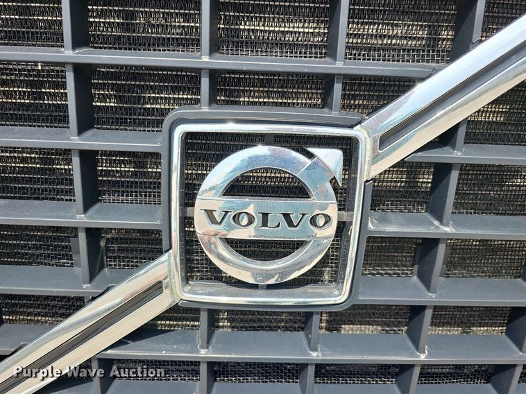 image for item DO2813 2018 Volvo VNL  semi truck