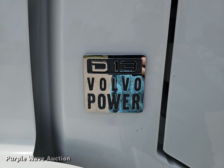 image for item DO2813 2018 Volvo VNL  semi truck