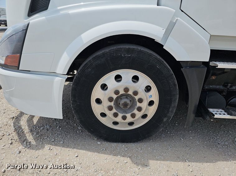 image for item DO2813 2018 Volvo VNL  semi truck