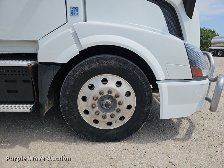 image for item DO2813 2018 Volvo VNL  semi truck