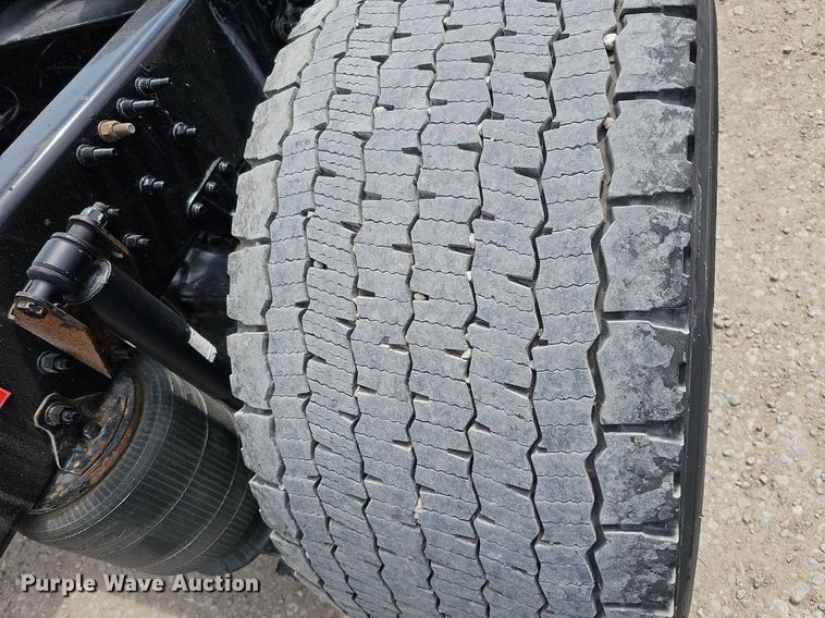 image for item DO2813 2018 Volvo VNL  semi truck