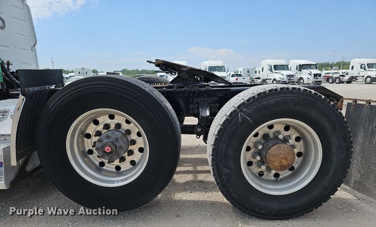 image for item DO2813 2018 Volvo VNL  semi truck