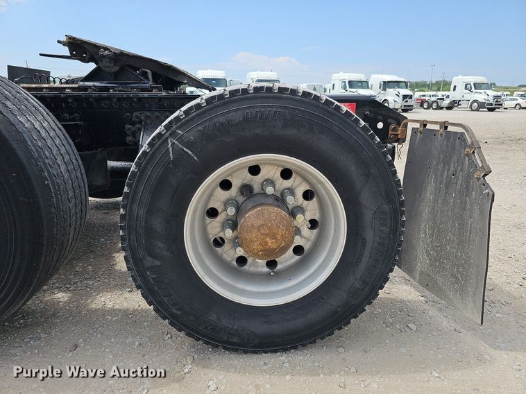 image for item DO2813 2018 Volvo VNL  semi truck