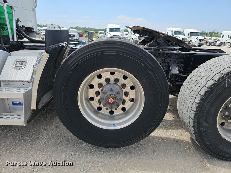 image for item DO2813 2018 Volvo VNL  semi truck