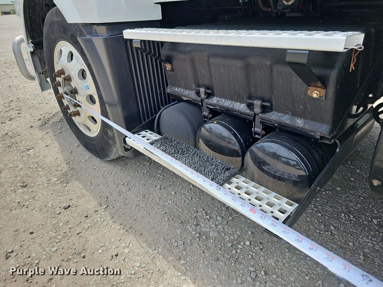 image for item DO2813 2018 Volvo VNL  semi truck