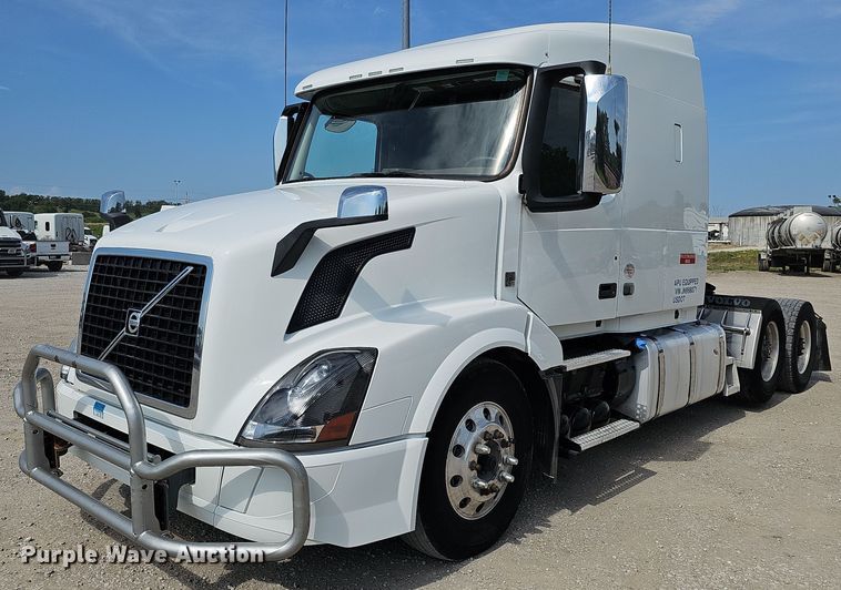image for item DO2814 2018 Volvo VNL  semi truck