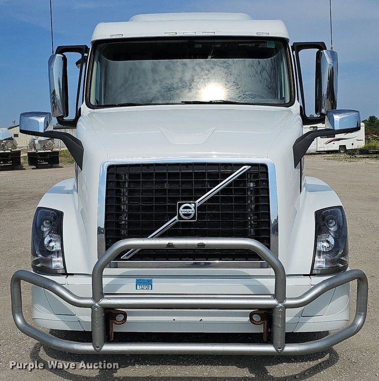 image for item DO2814 2018 Volvo VNL  semi truck