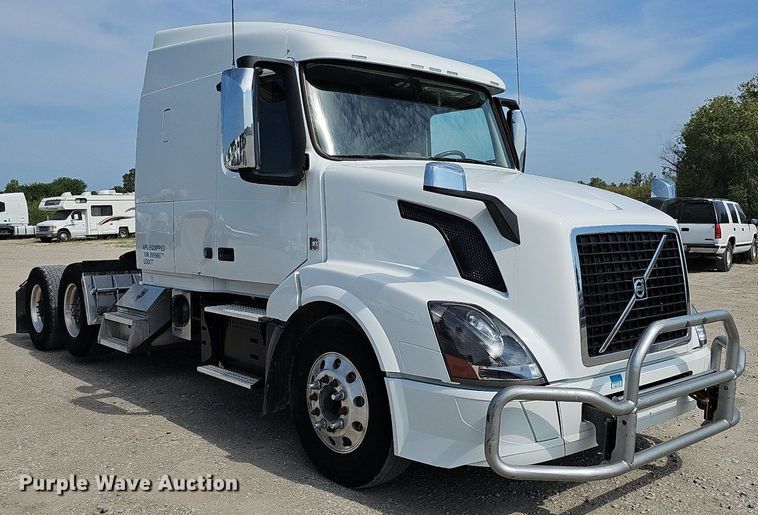 image for item DO2814 2018 Volvo VNL  semi truck