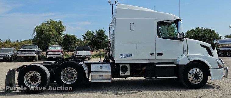 image for item DO2814 2018 Volvo VNL  semi truck