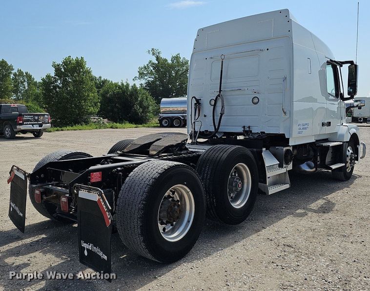 image for item DO2814 2018 Volvo VNL  semi truck