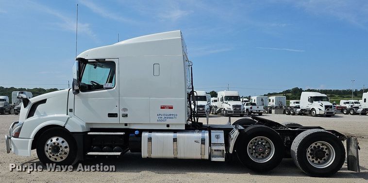 image for item DO2814 2018 Volvo VNL  semi truck