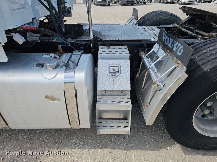 image for item DO2814 2018 Volvo VNL  semi truck