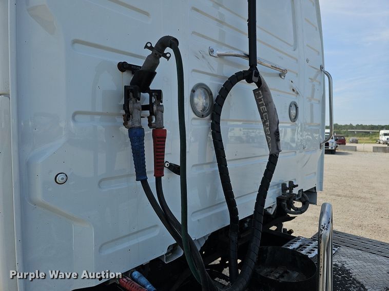 image for item DO2814 2018 Volvo VNL  semi truck