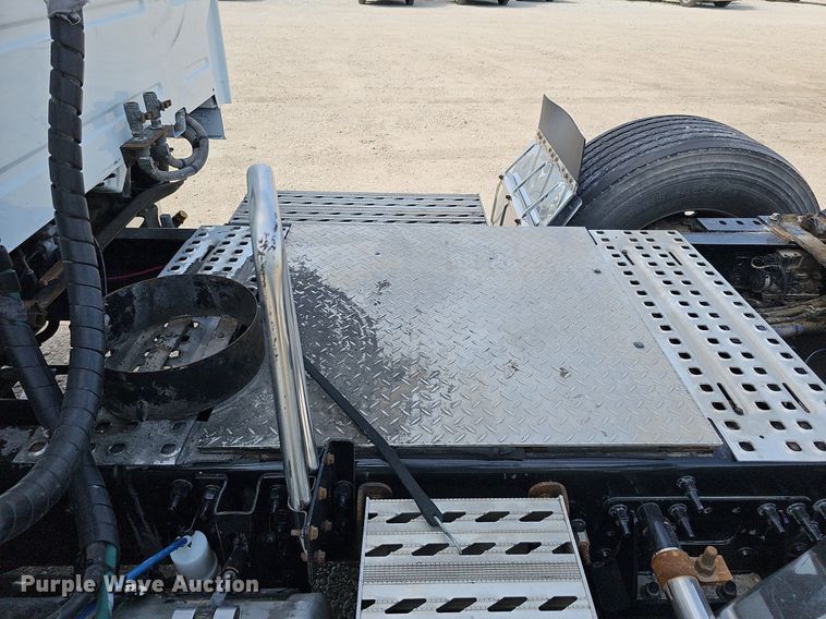 image for item DO2814 2018 Volvo VNL  semi truck