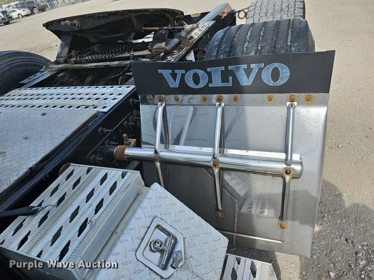 image for item DO2814 2018 Volvo VNL  semi truck