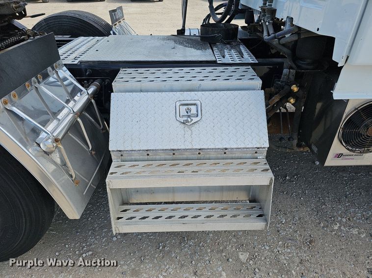 image for item DO2814 2018 Volvo VNL  semi truck